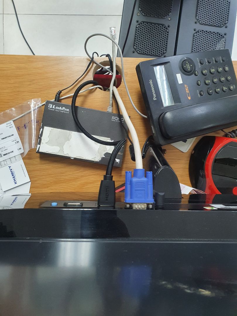 hàng chuẩn nhưng hơi ngắn thích nợ cắm laptop trên bàn làm việc anh em nhớ để ý nhé. build đẹp hàng ch đáng mua.