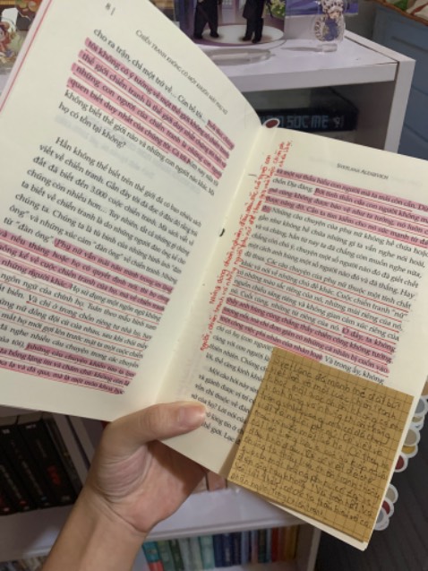 Hàng giao về còn nguyên vẹn nha đóng gói cũng khá kĩ nè. Đặc biệt nhắc lại 100 lần là phải mua về đọc liền nha mng ơi vì em nó siêu đỉnh siêu mê siêu hay hay hay luôn ấy ạ