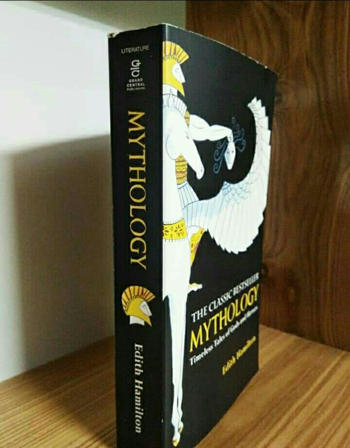 sách mới cứng . chất lượng giấy không được tốt cho lắm,  giấy mỏng và hơi xám.  lúc đọc phải lựa tay nhẹ sợ làm rách sách.  gáy sách chắc chắn,  bìa sách đẹp.  đây là cuốn sách kinh điển,  có rất nhiều câu chuyện thần thoại thế giới hay và thú vị.  sách dễ đọc,  hấp dẫn lắm.  con gái mình khen cuốn sách quá hay,  mẹ nên giữ cẩn thận sau này cho em đọc.  các câu chuyện rất hấp dẫn.  tặng tiki 5 Sao.  dù giấy hơi mỏng nhưng vẫn ở mức chấp nhận được.  bạn giao hàng cẩn thận.