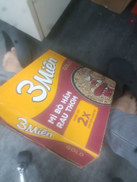 Mì thơm ngon hương vị tựa omachi sốt bò hầm, co dieu do van chuyen mạnh hay sao gói mì hơi bể, du sao cug cam on tiki