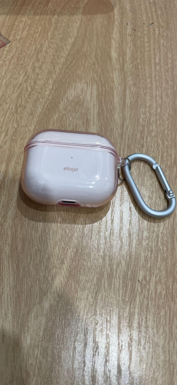 Sản phẩm đẹp như hình, miếng màu xanh là của sản phẩm để gắn thêm, chắc để tiện gỡ ra khi cần, ốp vừa vặn với airpod 3. Hài lòng, chỉ là giá vẫn hơi cao.