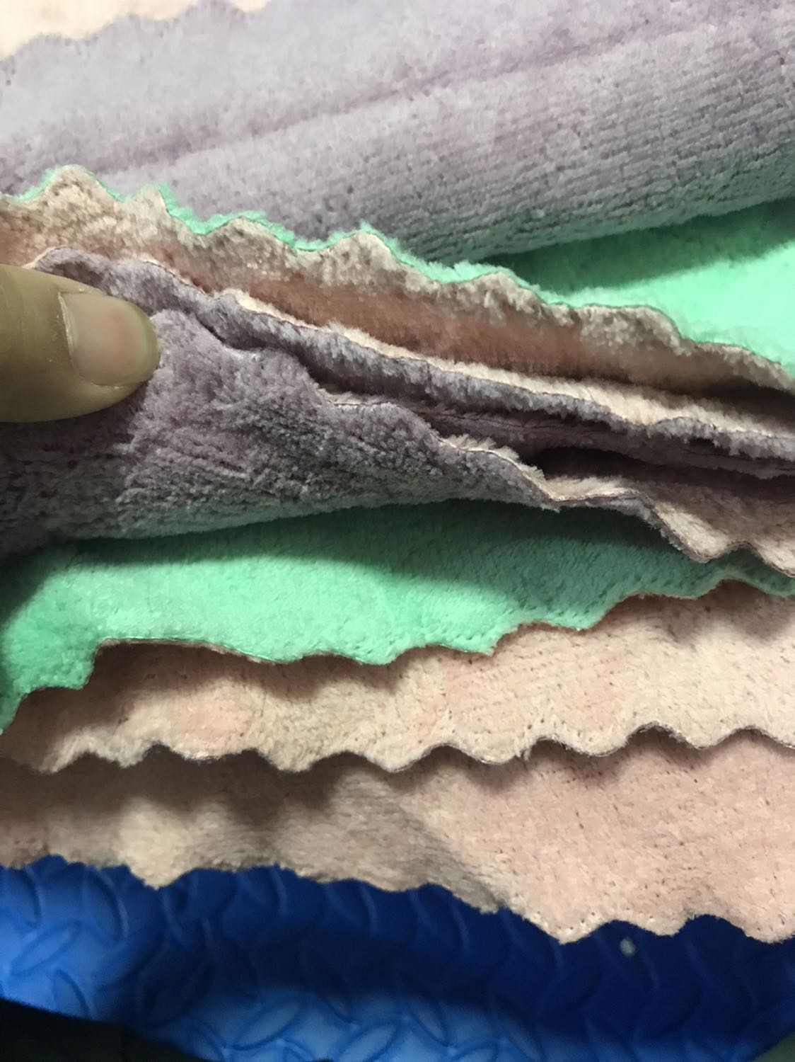 Shop đóng gói cẩn thận. Đúng đủ số lượng. Màu sắc đẹp. Khăn dày mà mềm. Thấm hút nước tốt. Giặt rất dễ sạch. Hơn cả mong đợi. 10 saooooooo