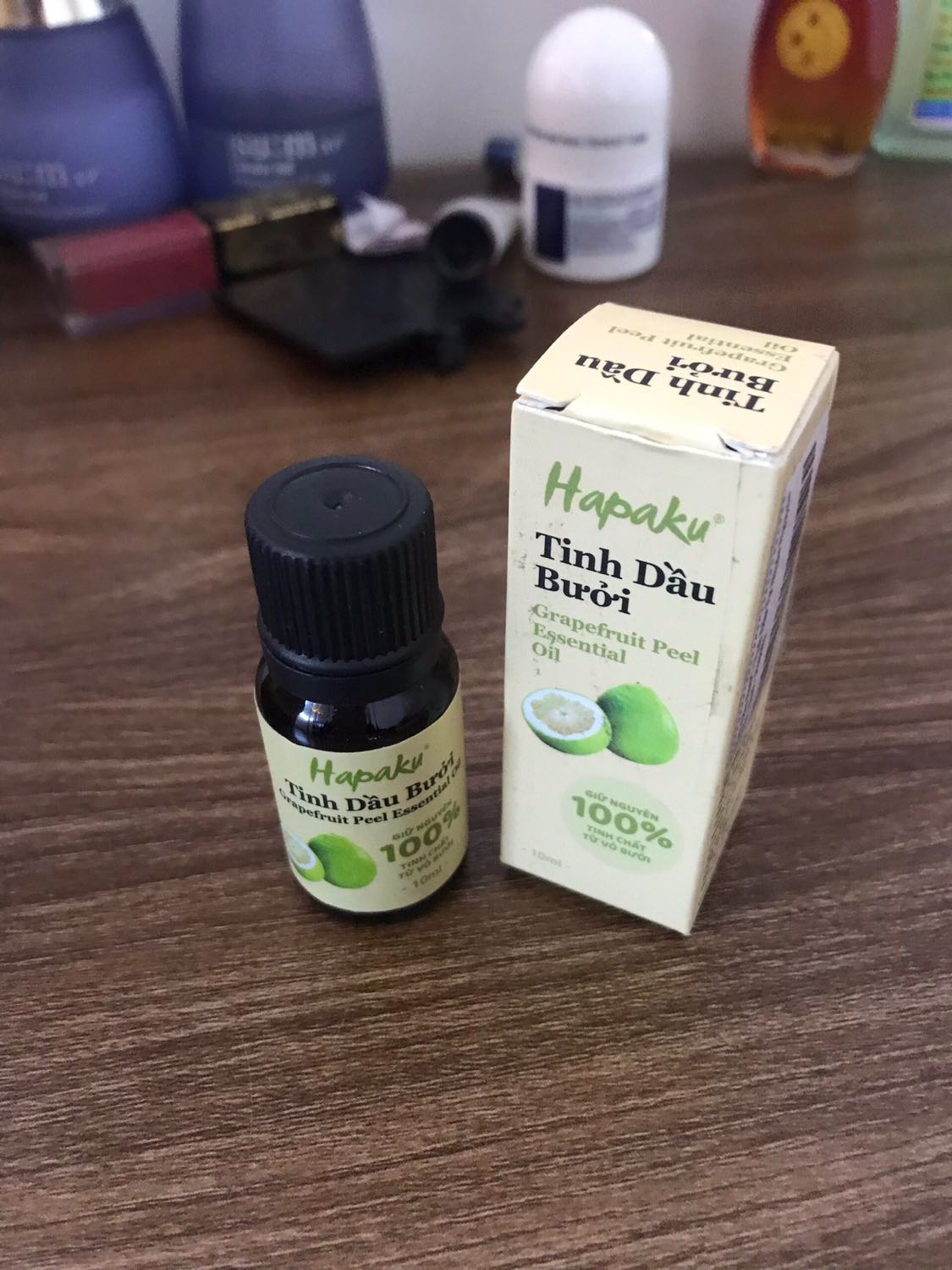 Tinh dầu thơm, mùi dễ chịu, mình mua về pha cùng nước gội dầu, hi vọng kết quả tốt