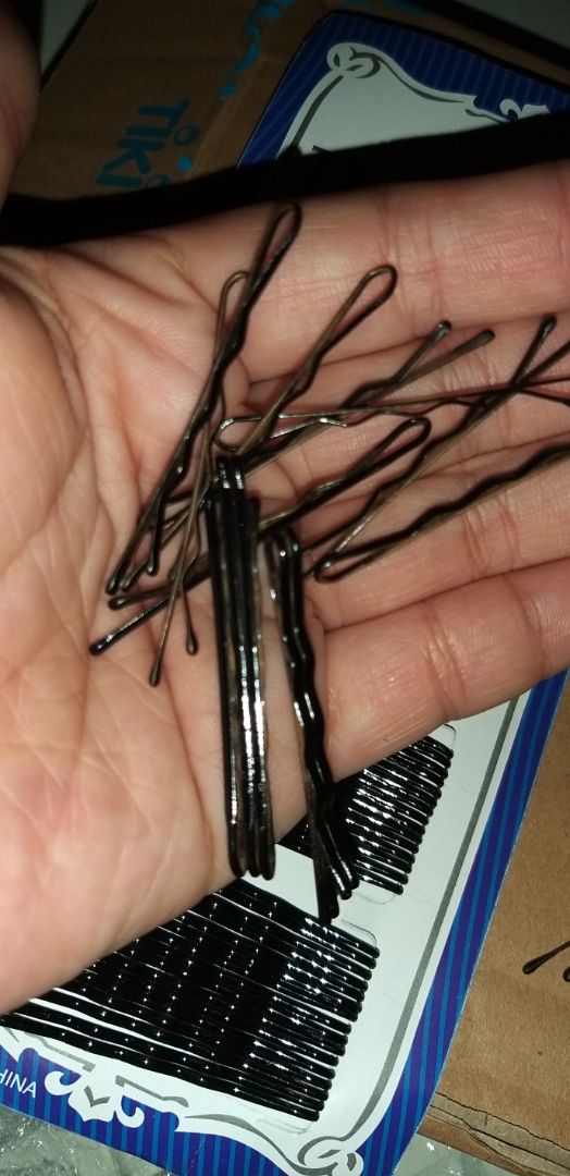 Tuy biết là giá cả đi đôi với chất lượng, nhưng mà suy cho cùng, được Tiki chấp nhận là NCC thì chất lượng cũng phải tạm ổn chứ?!
Nhận hàng, điều đầu tiên là thấy vỏ bọc ố, sơ xài, hệt như hàng thanh lý đồng giá 5K ở góc chợ nào đó. Tháo ra 2 dãy kẹp (15 kẹp mỗi dãy như hình) thì thấy hiện tượng lớp sơn bọc bên ngoài bị kéo theo, phần kẹp dưới lộ ra dấu tích rỉ sét và khá mỏng.
Kẹp lên tóc thì khá yếu, không giữ được tóc (dù dùng đến 3 cái kẹp, phải chăng do tóc mình nặng quá???)
Kết cục của 60 cái kẹp với giá 12K là bị bỏ xó vì mình không thể sử dụng được.
*Mình chia sẻ cảm nhận về sản phẩm thực sự, không có ý muốn đổi hàng, nên Tiki không cần alo để khuyên mình đổi hàng như mọi lần nhé.