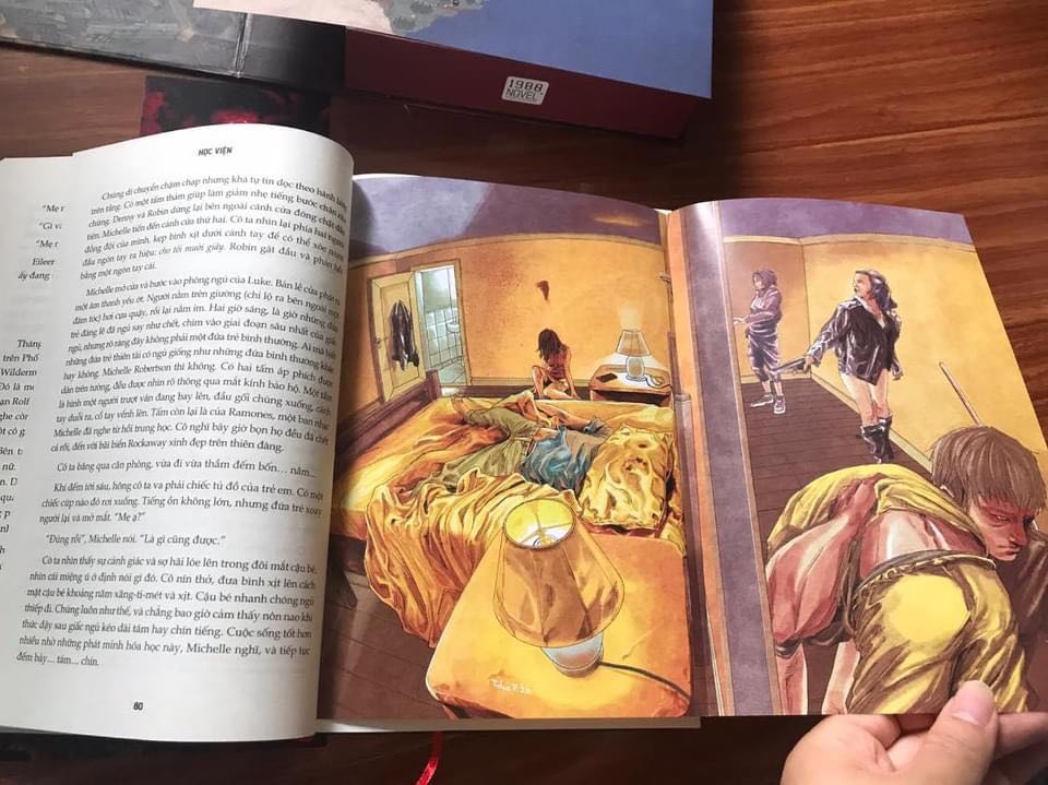 Đầu tiên lúc nhận được và mở box ra phải nói là đẹp. Nhưng nghe nói được tặng 3 postcard và 1 cái bản đồ học viện mà nhìn nó... hơi thất vọng. 
3 postcard thì bé còn bản đồ thì in màu chất giấy bình thường, dày hơn giấy in sách 1 tẹo tèo teo thôi, ko có gì đặc biệt.
Đặc biệt nhất có lẽ là bìa giả da màu đen bên trong bìa giấy với hàng chữ vàng in tên sách rất nổi.
Giấy bên trong thì khá mỏng, mình ko thích chất mỏng thế này nhưng truyện nó dày như thế (688 trang) mà làm giấy dày hơn thì hơi nặng so với tiểu thuyết nên tạm chấp nhận.
Trong truyện có 3 trang màu in gập, hình ảnh giống với 3 postcard. Lần đầu mở cái trang in màu gấp đó ra chỉ sợ rách trang giấy bên cạnh vì nó bị dính vào nhau, phải hết sức nhẹ nhàng cẩn thận.