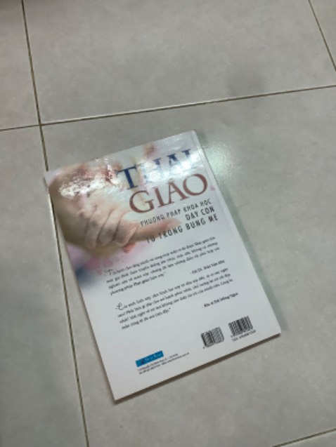 Sách cũ, bìa trước bạc cả màu, bìa sau bị xước hằn lên giấy rất nhiều. Chưa lần nào mua sách có Tiki Now mà bị cũ như vậy!