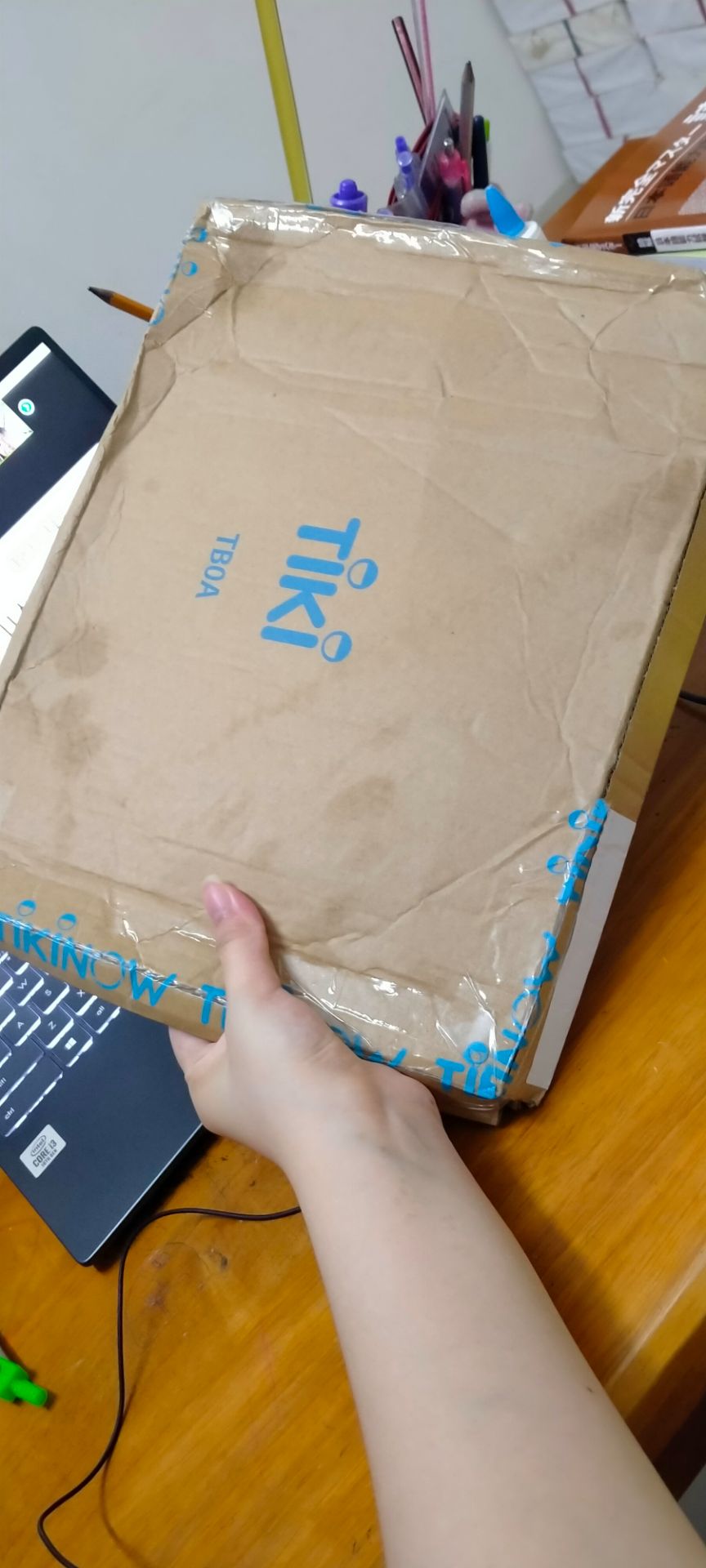 sau khi chờ 1 tháng hủy 1 đơn thì mới mang đc ẻm về. tiki bảo quản sách k tốt lắm, sách khá bụi, vận chuyển k bao bọc gì hết nên góc bị quăn chán ghê
giá hốt ngay đợt giảm nên rẻ quá chời
so với bản trc thì bản này giấy dày, mướt và màu sẫm hơn, bìa k đẹp bằng k kèm CD luôn nên vẫn thích bản cũ hơn~