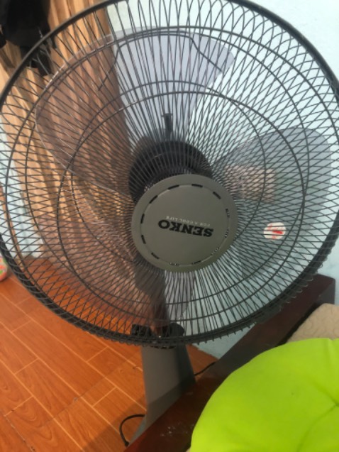 Quạt không chắc chắn lắm nhưng có vẻ mát và tạm ổn.