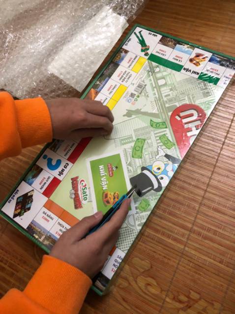 SẢn phẩm rất đẹp, mua đúng dịp Tết, chơi rất thích, hôm nay mới có thời gian ngồi rảnh để đánh giá sản phẩm cho mọi người biết

giao hàng nhanh , đóng gói đẹp , chất lượng cao. Uiiii lần đầu tiên được gặp shopp tư vấn cẩn thận và nhiệt tình như này ấy ạ😗 đóng gói cẩn thận chu đáo
Giao đúng sản phẩm
Chỉ được cái cắt mấy tờ tiền hơi mệt thôi ạ kakaka. nói chung là xịn xò, đáng để dùng, sẽ còn ủng hộ nữa