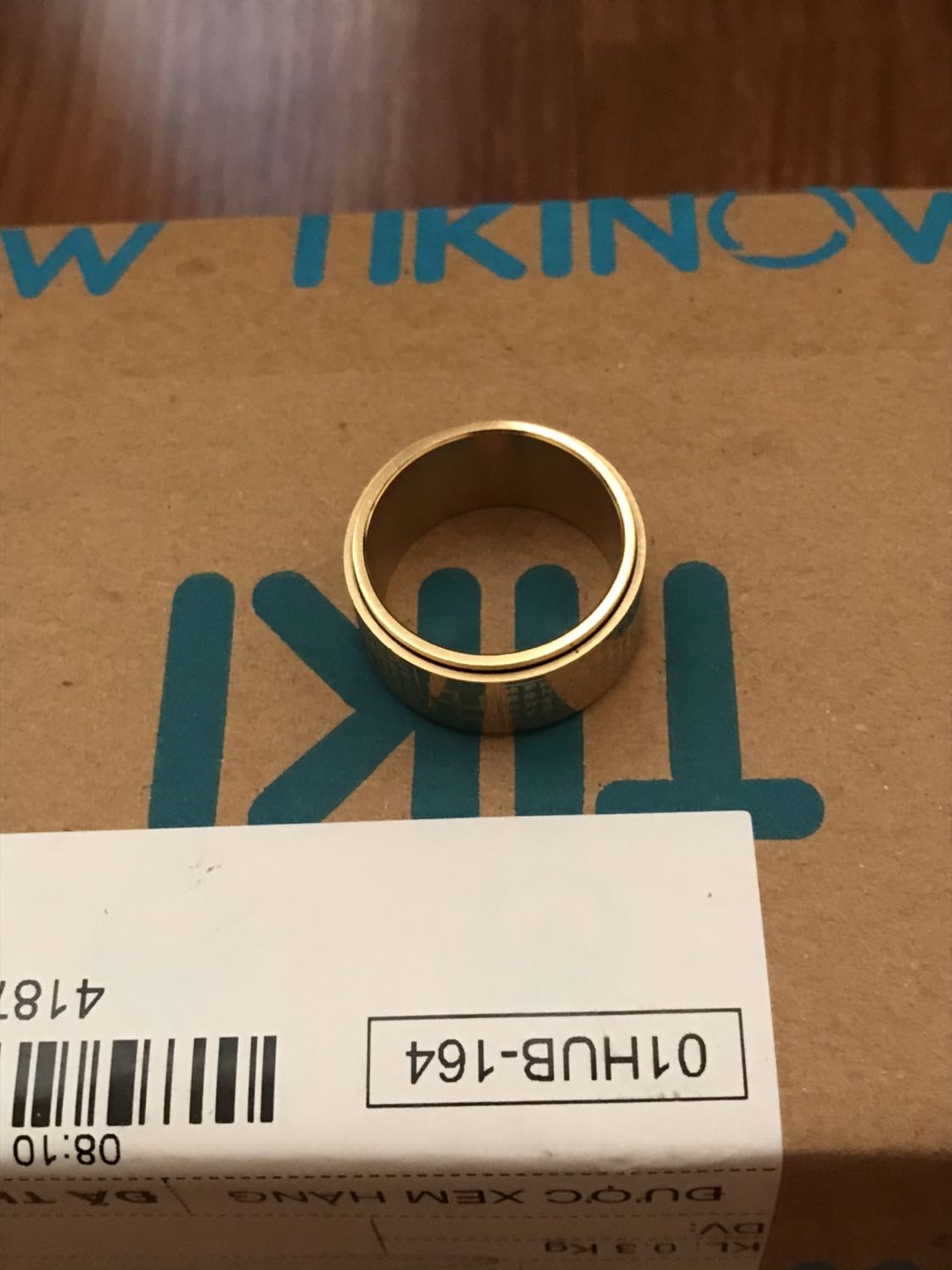 Với mức giá quá rẻ như vậy. Mình thật sự không mong đợi điều ji hơn nhưng cái nhẫn này đẹp, còn để sử dụng một thời gian mới biết dc có bị hoen gỉ không. Sản phẩm đáng mua với giá quá rẻ.