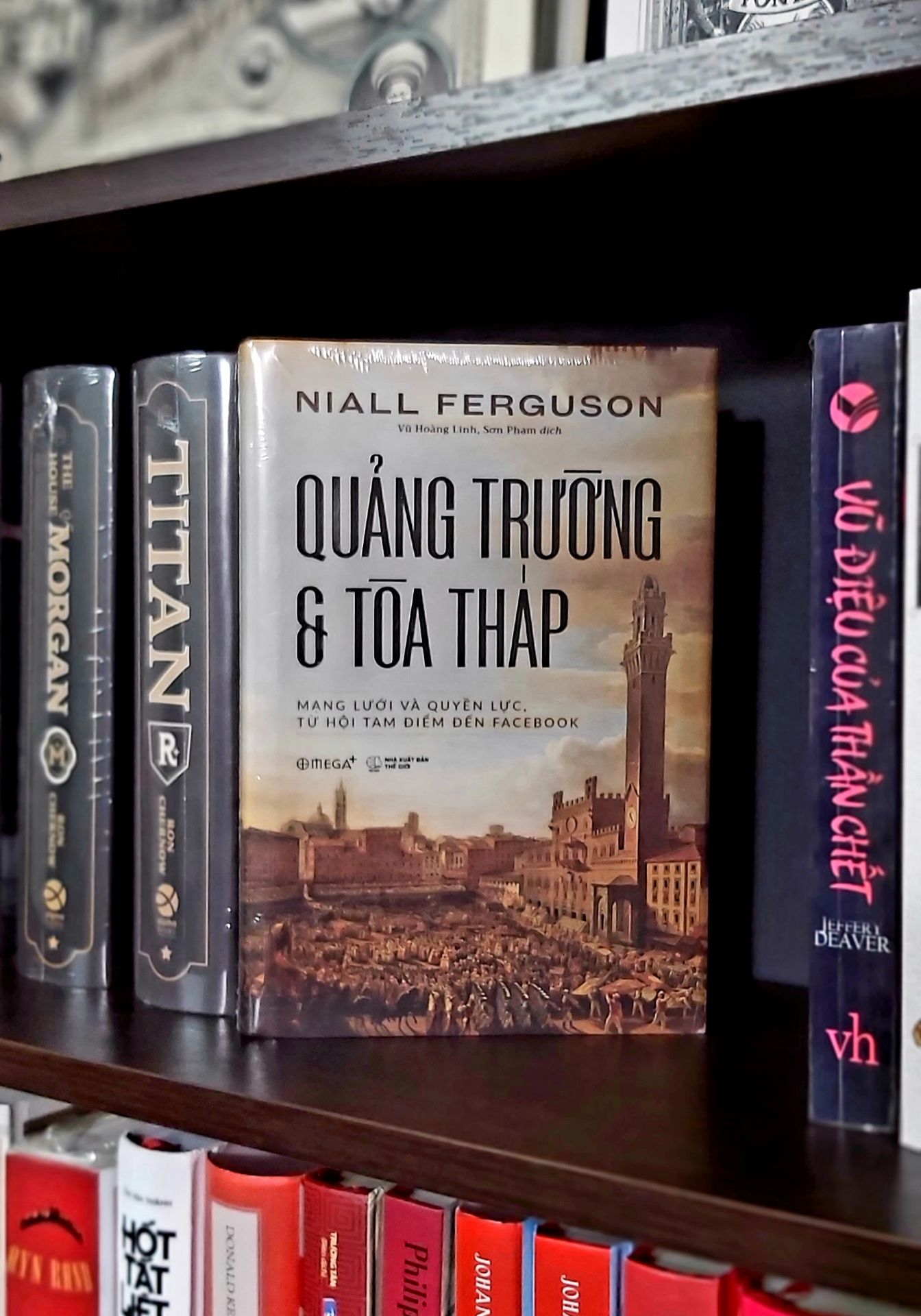 "Thế kỷ XXI đã được ca ngợi là kỷ nguyên của kết nối mạng lưới, hiểu theo nghĩa công nghệ lẫn xã hội. Tuy nhiên, trong Quảng trường và tòa tháp, Niall Ferguson lập luận rằng các mạng lưới đã và luôn luôn đồng hành cùng chúng ta từ rất lâu đời cho đến tận thời nay, từ hình thái cấu trúc của bộ não đến chuỗi thức ăn, từ phả hệ gia đình đến khối cộng đồng tự do... Vì thế, cuốn sách này ra đời với tư cách một kháo sát về lịch sử tồn tại và hoạt động của các hệ thống mạng lưới trong xā hội con người, về căng thẳng giữa các mạng lưới phân tán và các trật tư thứ bậc vốn lâu đời như chính loài người và tồn tại bất chấp tình trạng công nghệ (mặc dù công nghệ có thể ảnh hưởng đến việc bên nào chiếm ưu thế), cũng như sự trở mình để vươn lên nắm lấy quyền lực tối cao trong một xã hội của những mạng lưới này, để từ đó có thể tác động làm biến chuyển và cải tạo các công đồng từ phạm vi cục bộ đến toàn cầu. Nhiều người ngày nay mắc sai làm khi nghĩ rằng Internet đã thay đôi bản chất thế giới. Tuy nhiên, theo một phán quyết đa số gần đây của Tòa án Tối cao Mỹ đã ghi nhận, Internet chi là "quảng trường công cộng hiện dại". Kỳ thực, công nghệ đến và đi. Thế giới vẫn là một thế giới của quảng trường và tòa tháp."
Nội dung và hình thức sách đẹp, dịch vụ tốt và nhiều ưu đãi. Mình mua được giá ui thương (164k). Sách được bọc cẩn thận và giao sớm 2 ngày. Like & Thanks!