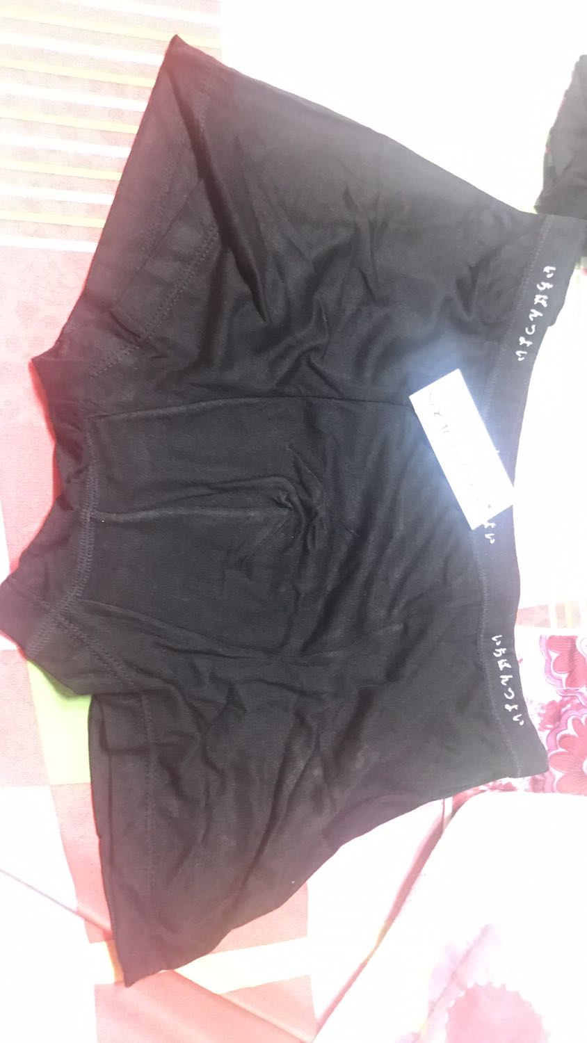 Shop viết bài là loại tam giác chỉ bảo màu ngẫu nhiên, hình chụp mẫu thì có loại vuông nhưng đâu có cho chọn vuông hay tam giác gì đâu, tôi không muốn loại này shop đổi lại cho tôi đi