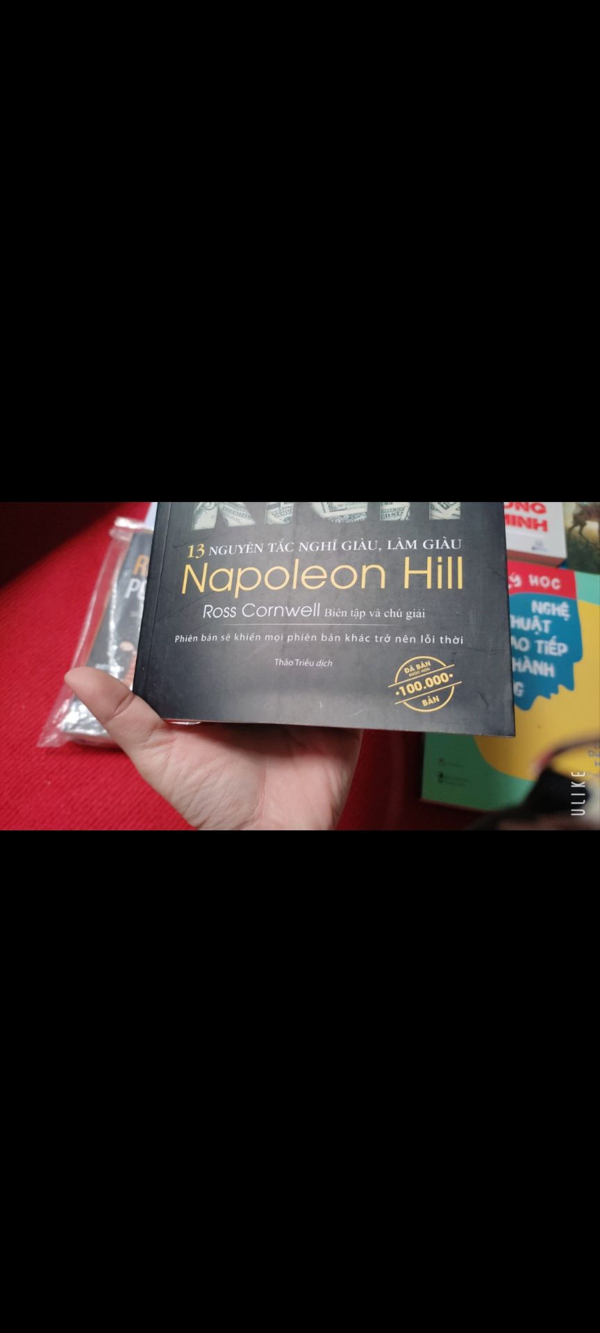 Mua nhiều đc tặng Flashcard với bao lì xì, chưa đọc nên chưa biết nội dung hay không nhưng đọc phần gthiệu thấy nội dung ổn, bìa với giấy ok mà có vài cuốn không còn tem bọc sách mới nên xước qtqđ như để cũ lâu lắm  r ( nhưng giá cả sale nên ko đòi hỏi nhiều, bn nào quý sách như vàng thì nên cân nhắc) , điểm trừ là đóng gói qúa tệ ,lúc nhận cái kiện hàng mà hết hồn ,nó te tua móp méo bong keo gần như sắp rơi sách ra ngoài r!! khách hàng bỏ tiền ra mua sách chứ ko phải xin ạ nên mong shop cân nhắc cẩn thận khi đóng gói vì mình đọc thấy nhiều bạn nhắc shop vđề này r mong shop cải thiện. Mong shop thông cảm cho mấy lời góp ý của mình, c.ơn shop đã đọc