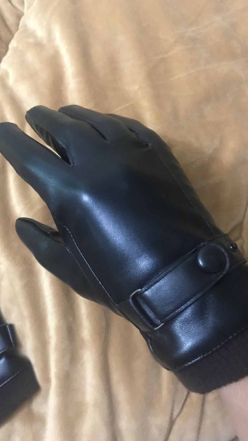 Găng tay da mềm mại, lớp lót lông đeo vào rất ấm và êm tay nữa, không có cảm giác thôi bởi da. Đeo rất mềm mại và dễ chịu. Cảm ứng điện thoại ngon lành. Nói chung so với tầm giá thì đánh giá 5 sao ủng hộ shop luôn.