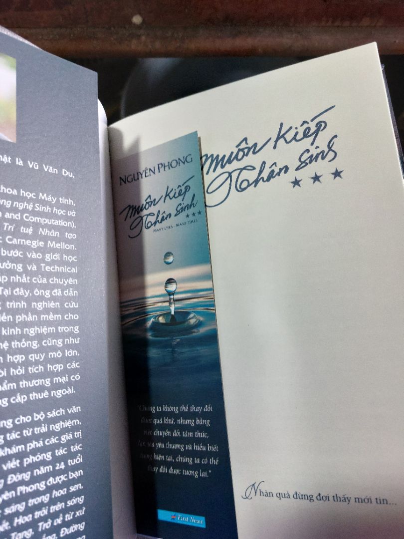 "Nhân Quả đừng đợi thấy mới tin
Nhân Quả là bản chỉ đường, giúp con người tìm về thiện lương" Thế là cuộc hành tình Tỉnh Thức Tâm Linh của những ai đọc Muôn Kiếp Nhân Sinh kết thúc ở quyển 3 rồi. Bộ sách như toa tàu đưa người đến những kiếp sống của ông Thomas, qua cây bút của bác Nguyên Phong hình ảnh ngoài cửa sổ toa tàu là những Kiếp Sống những trải nghiệm Nhân Quả những Bài Học, từng phong cảnh đi qua đưa đọc giả từ cảm xúc này đến cảm xúc khác cũng thú vị thật. Đối với mình Phần 1 là Quyển hay nhất ,còn phần 2 lại cũng ổn riêng phần 3 này thì mình chưa đọc nhưng viết đánh giá trước như thay  lời cảm ơn tác giả . Mình có viết đánh giá phần 2 có phần quá bưng bít đó là do cảm xúc hơi quá hjhj, Anh Vui Lên nói " em viết đánh giá xạo quá ", hjhj 
Muôn Kiếp Nhân Sinh 3 là đoạn hành trình cuối cùng như toa tàu gần trạm dừng xuống, mong các bạn đọc cùng nhà Xuất Bản & Bác Nguyên Phong luôn an lành....vui khỏe./.