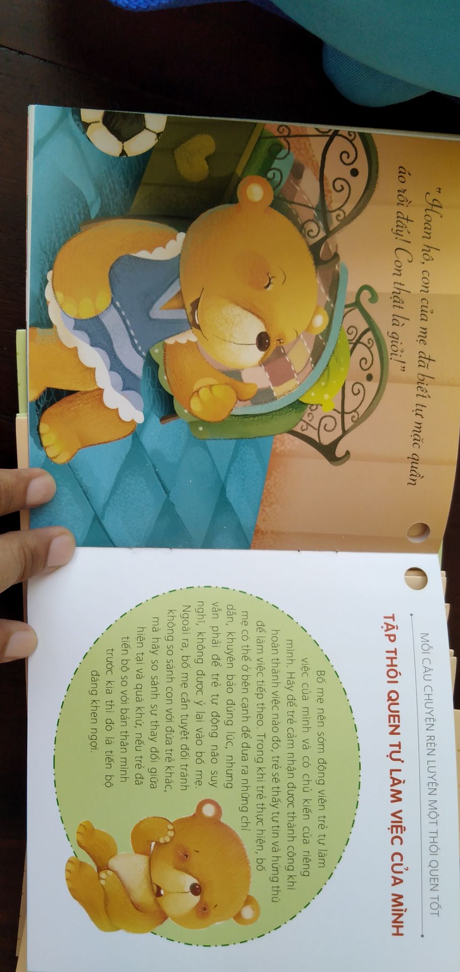 sách k quá dày cũng k mỏng quá, tuy nhiên mình vẫn sợ bé nhỏ tuổi sẽ làm rách, cháu mình mê lắm luôn