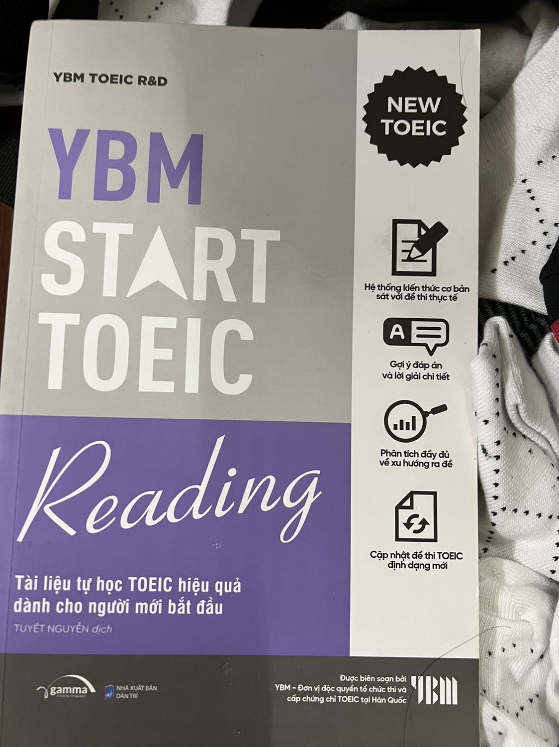 Sách bìa ngoài hơi bụi với hơi bẩn nên trừ bớt 1 sao, tiki now giao hàng lẹ quá trời