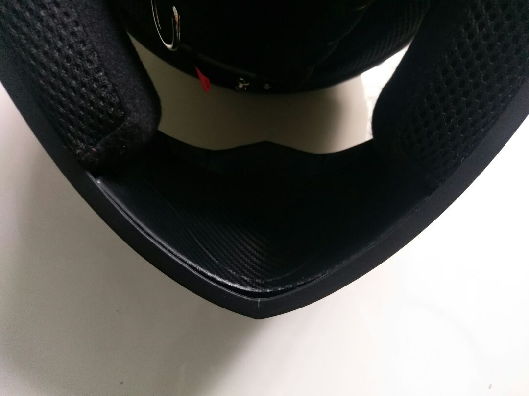 Phần cằm hoàn toàn không được bảo vệ, cũng không có lớp mút nên khi đội vào sẽ để hở một khoảng rộng, gió và bụi sẽ lùa vào. Phần múy xốp chỉ che chắn đầu được như mũ 1/2.
Để an toàn cho bản thân mọi người nên đầu tư vào một cái nón có giá cao hơn.