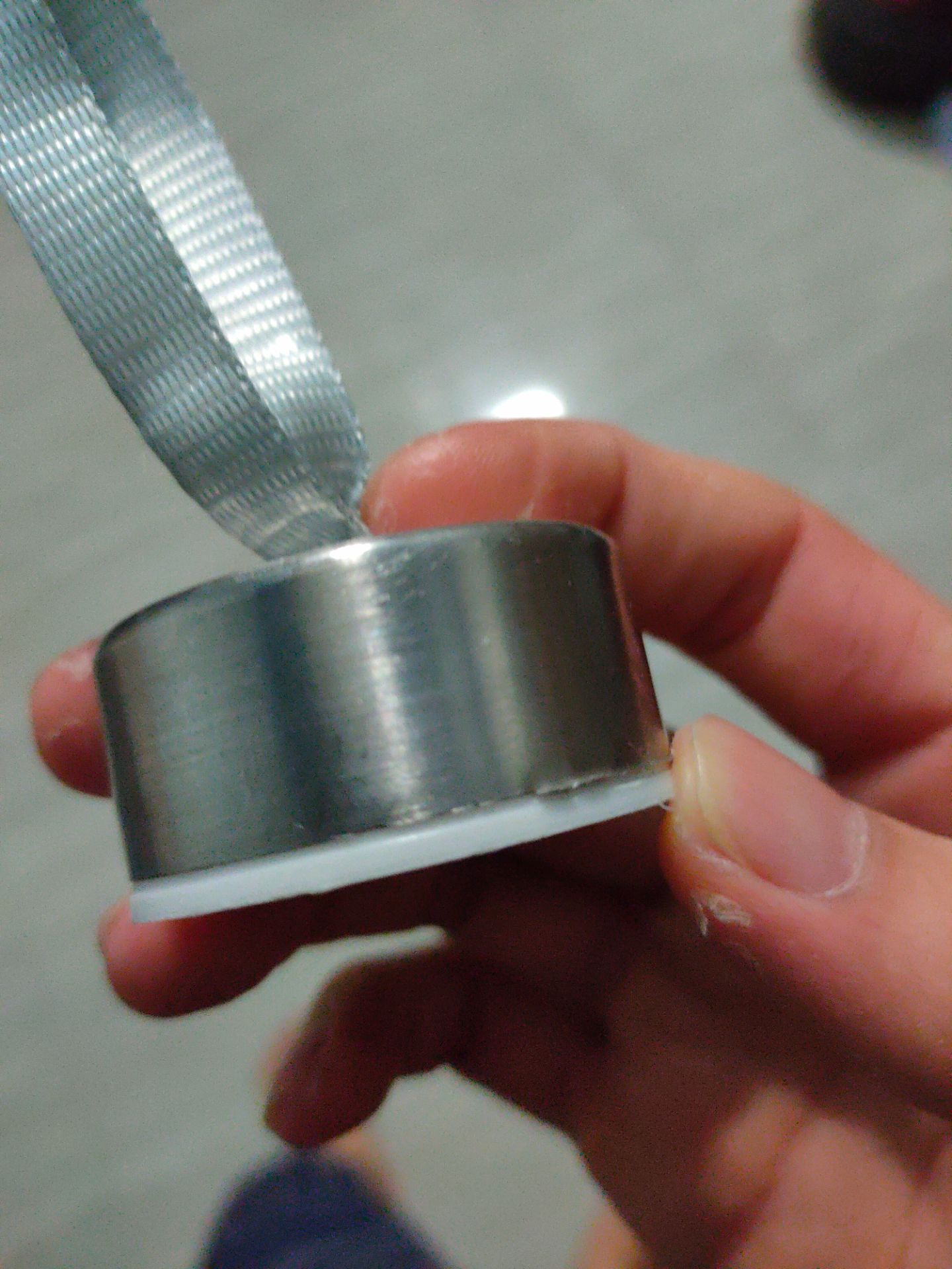 bề mặt chai bị dính băng keo rất mất thẩm mỹ.. mình phải dùng nước cọ sạch mới hết
phần nắp chai kim loại cắt chưa kĩ nên bị thừa ra 1 xíu nên rất dễ bị đứt tay