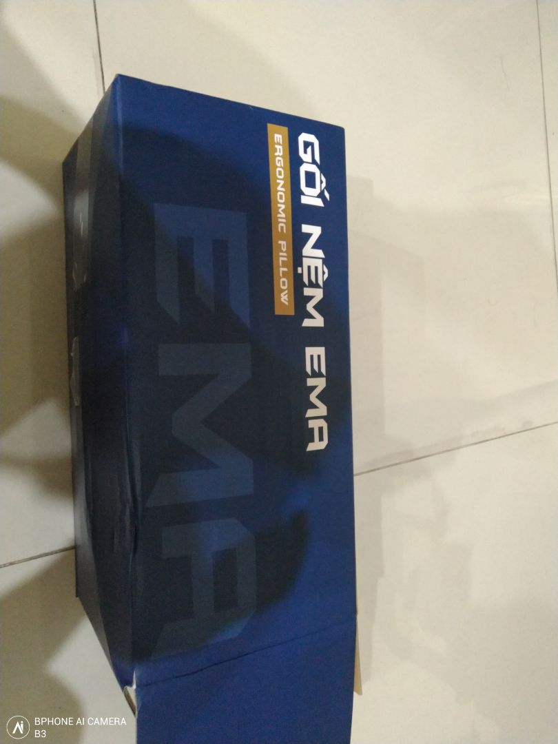 Tìm mãi mới có gối đúng ý. Đa phần gối trên thị trường chỉ 1 độ cao. Nếu căn nằm ngửa ổn thì nằm nghiêng bị thấp và ngược lại. Tuy nhiên cảm nhận cá nhân mình thấy vùng cổ gối tới sau gáy hơi bị xa, nằm hơi bị với. Hai phần cao lên để nằm nghiêng nếu cao hơn một chút nữa thì tốt vì đệm hơi mềm, đặt lên bị lõm xuống hơi nhiều. Nhưng về cơ bản là ổn.