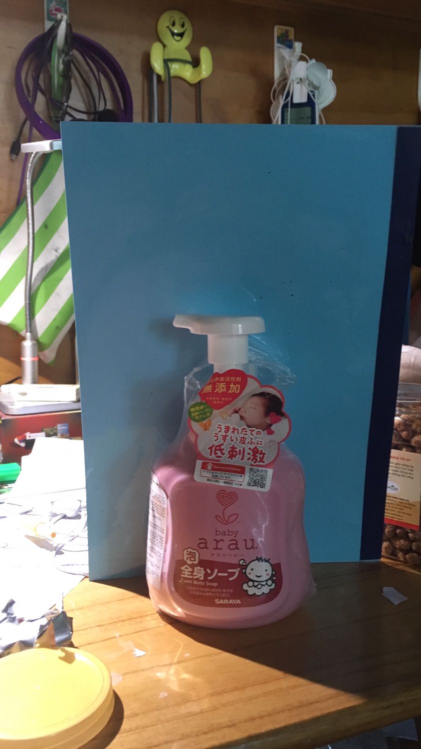 Giao hàng đóng gói cẩn thận. Bình tạo bọt mịn, mùi thơm nhẹ, mùi cuối ngửi kĩ thấy cảm giác hơi hăng hăng. Hạn dùng 3 năm từ ngày sản xuất, mà tìm hoài không biết ngày sản xuất là ngày nào, trên chai không thấy đề