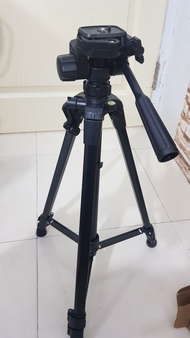 sản phẩm rất cứng cáp  ưng ý. Tuy nhiên một số chốt chân bị tuột nên phải đệm thêm. Có lẽ NSX không kiểm tra kĩ càng. Trục quay còn hơi yếu. Đáng để mua dùng cho mục đích không chuyên. Góp ý shop kiểm tra sp kĩ càng hơn, và cải thiện trục quay của tripod.