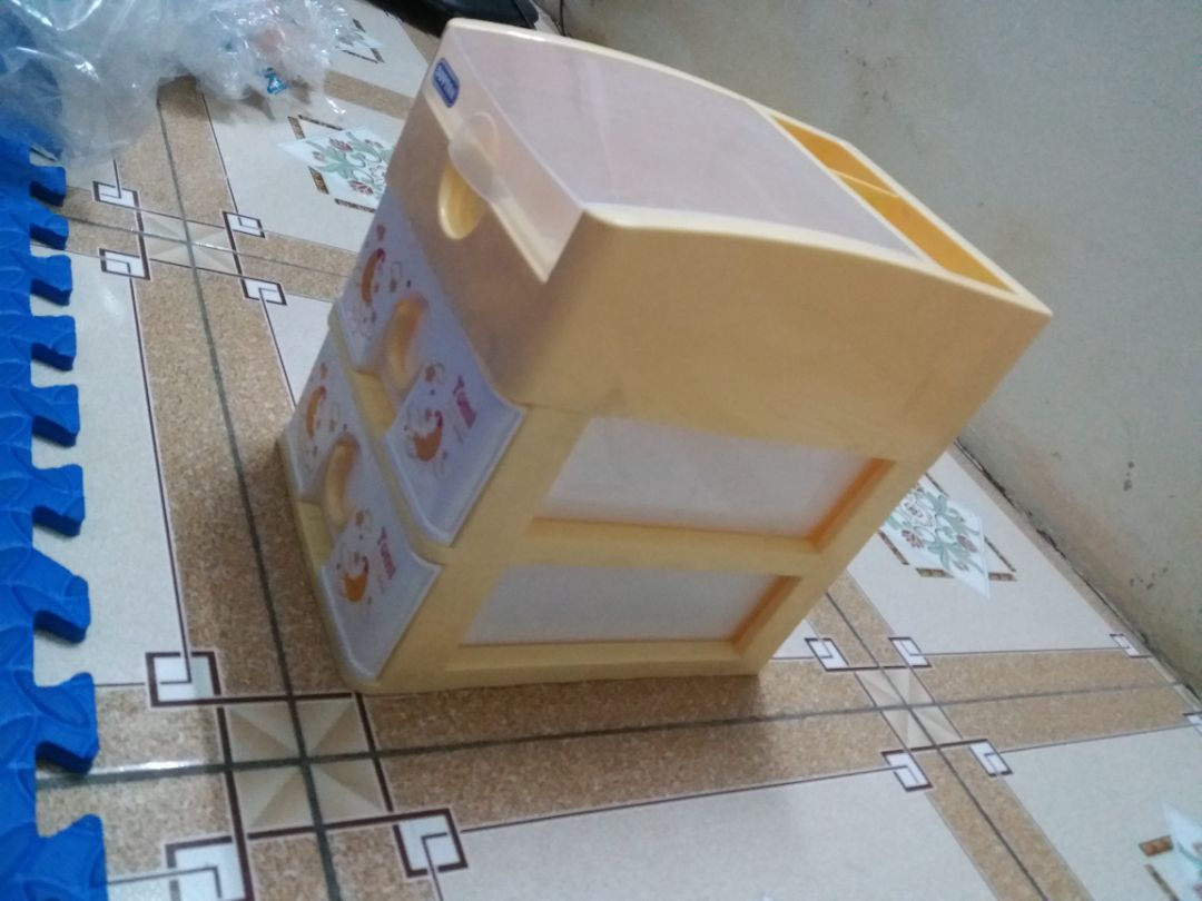 màu ngẫu nhiên. nhìn đẹp ,chắc chắn. gom.đồ linh tinh gọn. cho 4 sao