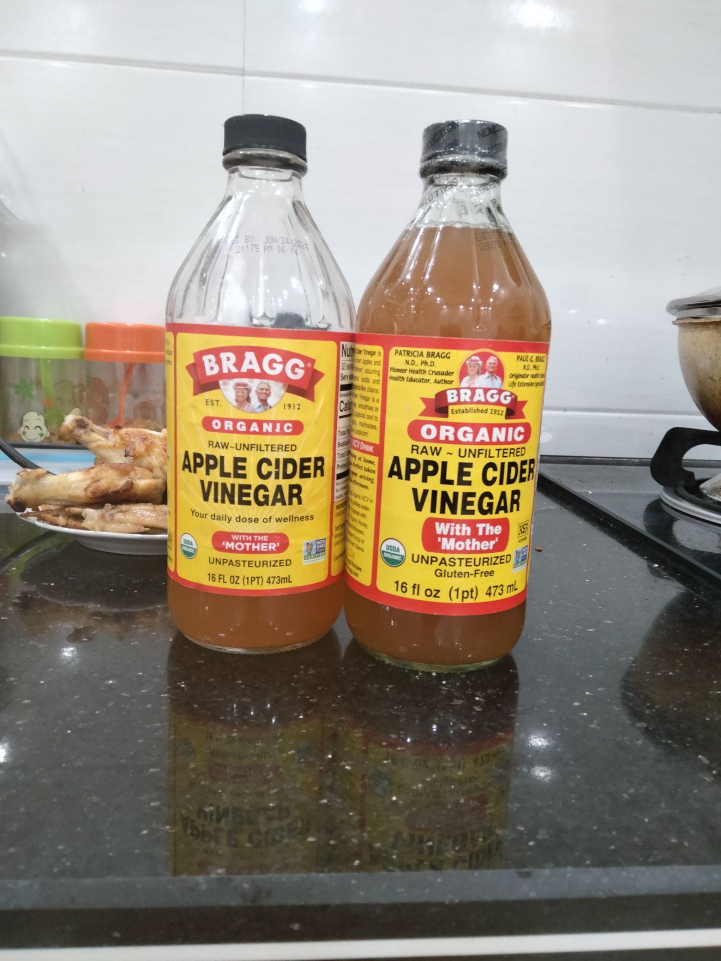 mình mua của hai shop khác nhau và cảm quan thì thấy sp của shop chất lượng hơn. không biết ntn nữa. Nhiều khi mua hàng mà thấy hoang mang quá vì khác nhau cả về nhãn dán bên ngoài cơ. Nếu nhìn thoáng qua thì ko thấy nhưng đặt hai chai cạnh nhau khác liền à! chai dở là của shop còn chai mới là của shop khác. Bạn nào hay dùng và tìm hiểu về vấn đề này giải thích cho mình với để mình yên tâm! Cảm ơn cả nhà!