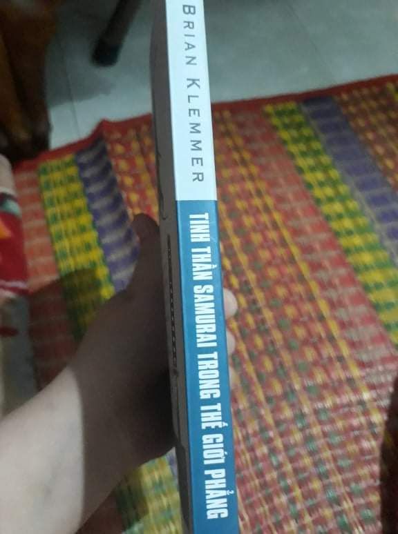 Giao hàng nhanh, đóng gói cẩn thận. Tuy có hơi bực mình chỗ dán mã vạch phía sau sách nhưng nhìn chung vẫn có thể chấp nhận được. Sách tuy được in xuất bản năm 2016, tức khoảng 6 năm tính đến hiện nay, nhưng vẫn còn mới lắm nha. Sách thích hợp cho những bạn nào vừa muốn đạt được nhiều thành công trong cuộc sống vừa muốn duy trì những chuẩn mực đạo đức của bản thân.