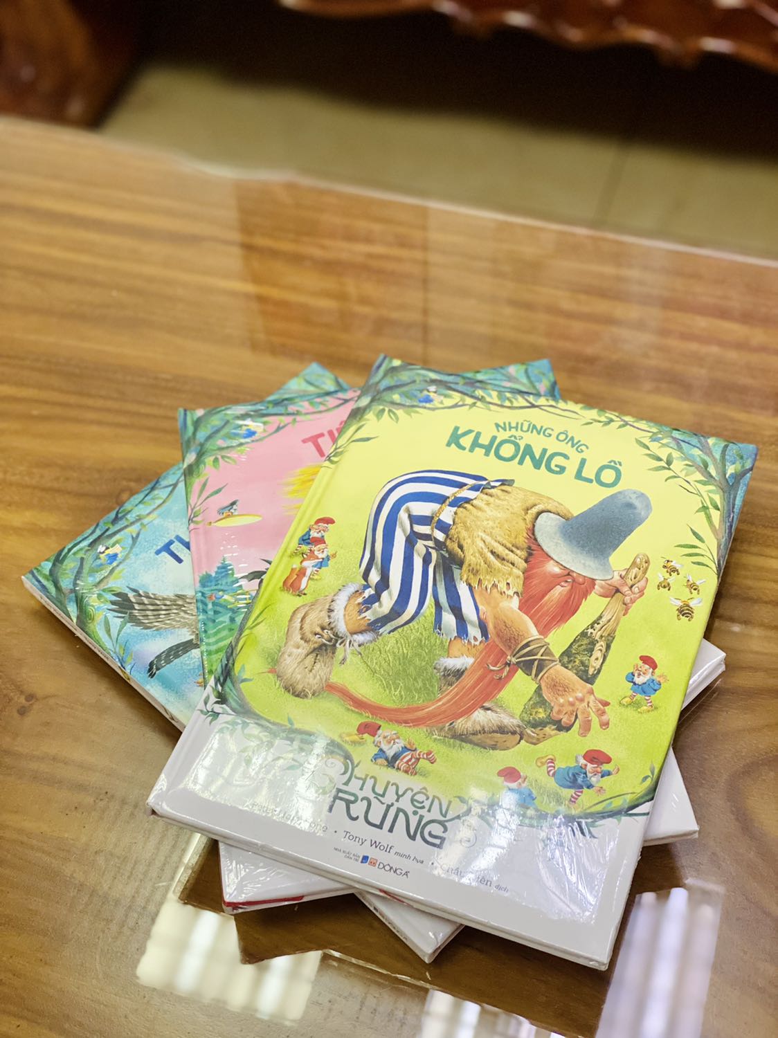 - Combo 3 quyển Chuyện rừng - Thần lùn/Tiên nữ/Những ông khổng lồ có bìa cứng, khổ to, in màu toàn bộ trên giấy bóng, chất lượng giấy tốt. Hình ảnh minh họa sinh động, đáng yêu. Một số chỗ ở trang đầu và trang cuối (dán dính vào bìa sách) chưa được thẩm mỹ lắm. 
- Fahasa đóng gói thật sự cẩn thận và chắc chắn, sách ngoài được bọc chống sốc, mỗi quyển còn được bọc màng co phẳng phiu. Tuy nhiên mình không hài lòng về giờ giao hàng của Fahasa (hoặc đối tác vận chuyển), đơn dự định giao vào thứ 6 nhưng đến tận 19:30 tối thứ 7 mới giao cho mình. Giao ngoài giờ hành chính và muộn như vậy nhưng không một thông báo nào cả. Trên app Tiki vẫn thể hiện đơn hàng giao vào thứ 6? Mình không hiểu lý do tại sao.