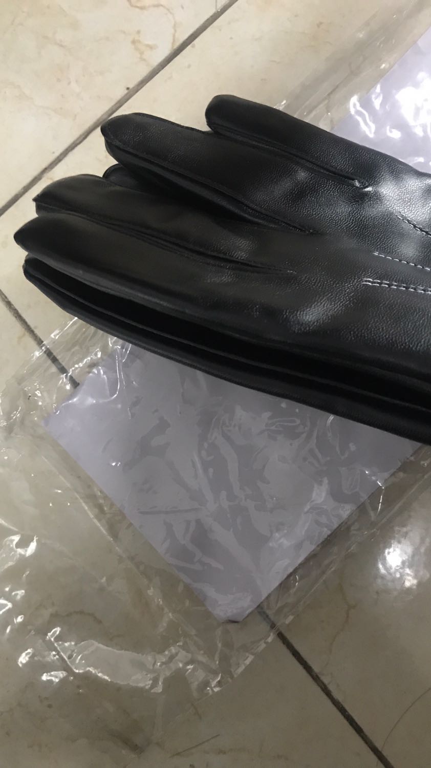 Găng tay da quá chất luôn. Chắc chắn, độ co giãn cao. Lớp nhung lông bên trong tạo cảm giác đeo bó sát từng ngón, rất ấm vào không có cám giác bị vướng bỏi các mép da thừa. Dùng quá là ok luôn. Sản phẩm đáng mua.