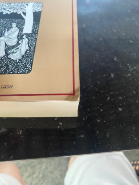 Chất lượng sách tốt,giao nhanh,.nhưng tikki nên kiểm tra và xem lại trách nhiệm người giao hàng,với cách đóng gói nữa,sách giao gì mà móp hết cả 4 góc thế này.haiza