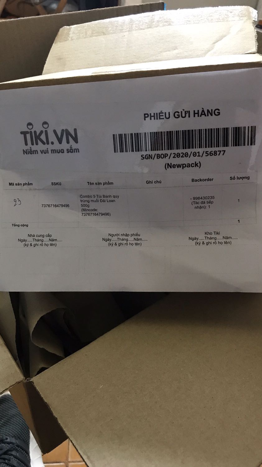 Mua 5 gói bánh, mỗi loại 500g. Nhưng khi nhận hàng chỉ nhận được 1 gói. Kiện hàng là 1 thùng nhỏ được đóng trong 1 thùng to nhồi giấy? Đề nghị bồi thường hoặc tôi muốn gửi hoàn tiền lại đơn hàng này.