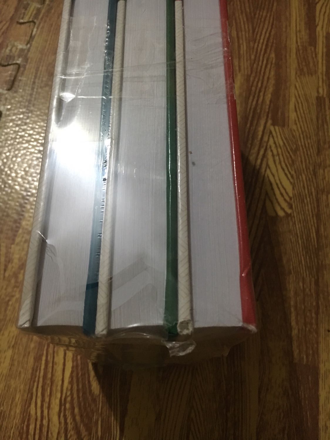 Bìa cứng,giấy đẹp tuy hơi mỏng chút nhìn thấy mặt kia mờ mờ nhưng ok,3cuốn nhìn mỏng hơn so với mình nghĩ,chia nhỏ bộ nên dễ cầm  đọc,mua đc giá sale còn 150k nên quá là ưng. Sách của khangvietbook nên có vẻ mất thời gian qua các khâu trung gian của tiki hơn so với tikitrading để giao hàng tới tay mình(gấp đôi thời gian),sách mới nhưng cũng vỡ seal vài ba chỗ,có 1 cuốn bị tróc cạnh góc,nhưng nhìn chung sách vẫn ngon lành,giá đẹp,tks!