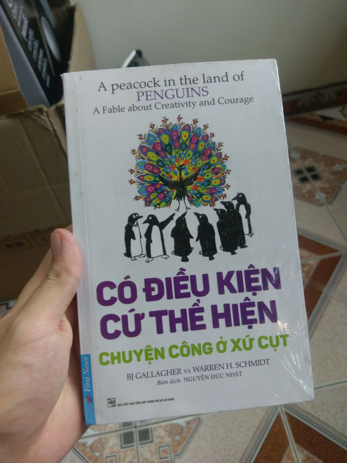 sách còn nguyên seal, mỗi tội trông hơi cũ chút, giao hàng nhanh chóng, đóng gói cẩn thận, chất lượng vẫn rất tốt, nói về sự tự tin của bản thân