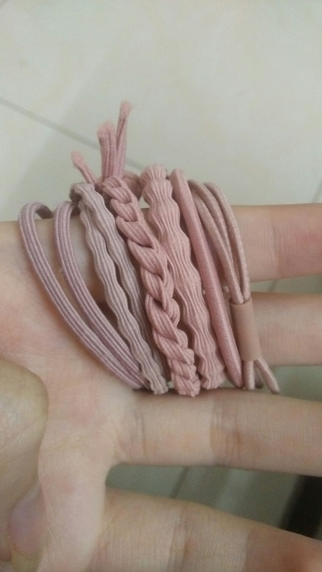 Hàng không đồng màu, nắp hộp bị xước, cũ, hơi thất vọng một chút