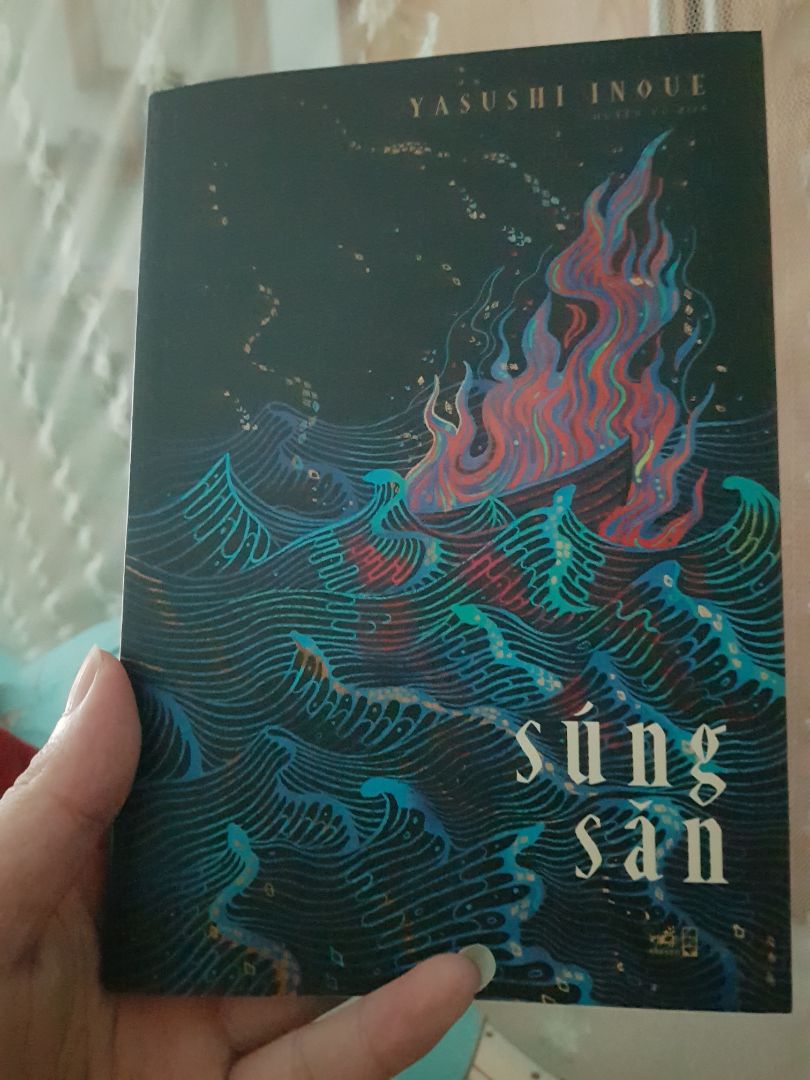 Đây là một tác phẩm ngắn xoay quanh một bài thơ văn xuôi và bốn bức thư nhưng trước hết mình lại muốn nói đến lời bạt của tác giả ở trang cuối cùng sau hơn bốn mươi năm ra mắt tác phẩm lần đầu tiên. Phải nói sự nhận xét đầy chính xác và kinh nghiệm của ông khi trải qua một cuộc đời viết văn đã tạo ra rất nhiều tác phẩm nhưng tác phẩm đầu tay luôn luôn là cái thấm đẫm phong cách và con người của tác giả nhất. Ở đó khi lần đầu tiên bắt tay vào viết một tác phẩm được xuất bản ra công chúng thì nó chưa có sự tính toán hay bị ảnh hưởng bởi yếu tố độc giả hay nhà xuất bản, nó là đặc trưng nhất cho tác giả, mang trong mình nhiều hoài bão và khát khao của người viết văn lần đầu. Nên vì thế mình rất thích các tác phẩm đầu tay của các tác giả, nhìn vào đó ta có thể thấy được bóng dáng của một tác gia lớn sau này.Mặc dù tác giả xuất phát điểm muộn nhưng chính vì thế sự vững chắc và già dặn đã được thể hiện qua lời văn, nó đầy kinh nghiệm của sự từng trải, không có vẻ non nớt ngô nghê của nhưng người bước vào nghề viết văn khi tuổi đời còn trẻ.
Giờ nói đến tác phẩm thì đầy súc tích và ngắn gọn. Với một bức thư của người đàn ông và ba bức thư của ba người phụ nữ đã giúp chúng ta hình dung rõ ràng được câu chuyện xoay quanh họ. Không cần giải thích hay đưa ra lời bình phẩm nào của người viết, chỉ cần lời bộc bạch của các nhân vật qua các lá thư đã khiến chúng ta sống trong không khí của họ, nghe tiếng lòng của họ, trải qua những biến động cảm nhận của sự ràng buộc lẫn nhau của cuộc đời một người đàn ông và ba người phụ nữ. Để chúng ta phải thấy rằng cuộc sống luôn có những thứ phức tạp ẩn giấu, những tội lỗi bị che mắt trong gia đình. Rồi tâm lý của các nhận vật bị giằng xé qua nỗi khổ và tội lỗi, bí mật luôn có cái giá của nó. Tình tiết trong câu truyện thì để mỗi người đọc sẽ cảm nhận riêng nên không cần nói quá rõ ra.
Đọc xong cảm giác yêu thích văn phong của ông, mong có thêm nhiều tác phẩm của ông được dịch ra Tiếng Việt nhiều hơn nữa.