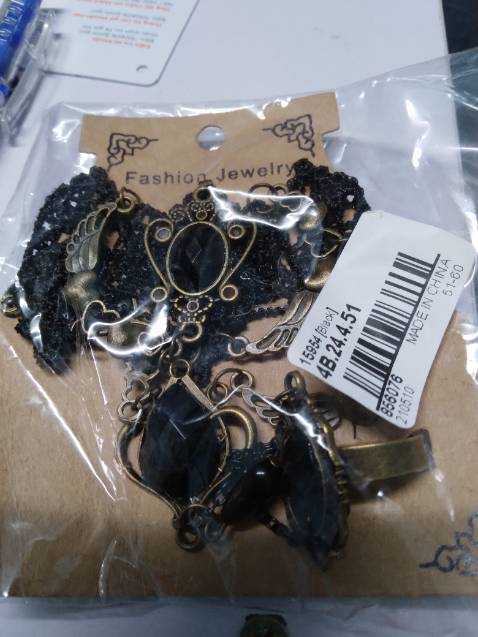 Chất liệu ren, kiểu dáng thanh lịch, màu sắc ok, mỗi tội vẫn hơi rộng so với tay, dù đã cài mức gần nhất, đá nhìn xa xa ok, lên hình cũng ổn