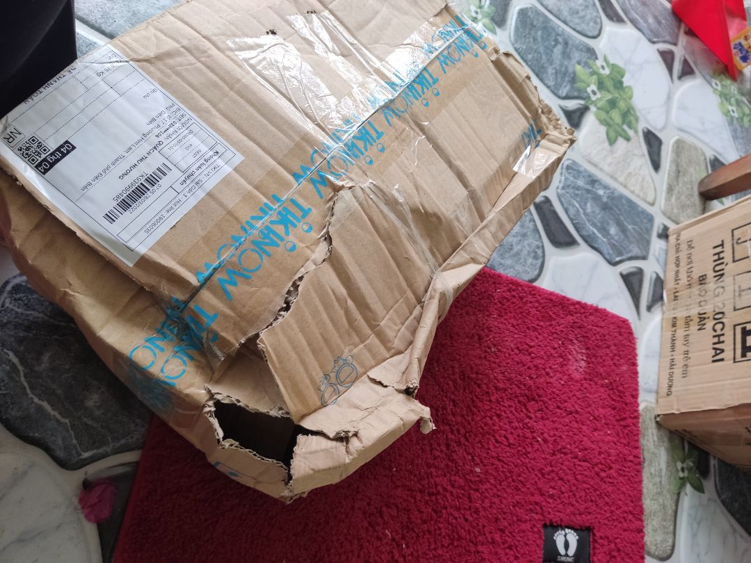 Mình đã từng nghe tới việc Tiki khâu gói hàng khá tệ, nhưng bây giờ mình mới thấy tận mắt. Quả thực quá tệ ạ. Rất may sách bên trong không ảnh hưởng gì nhiều nên mình vẫn chấp nhận lấy hàng. Rất mong cải thiện thêm về khoản này