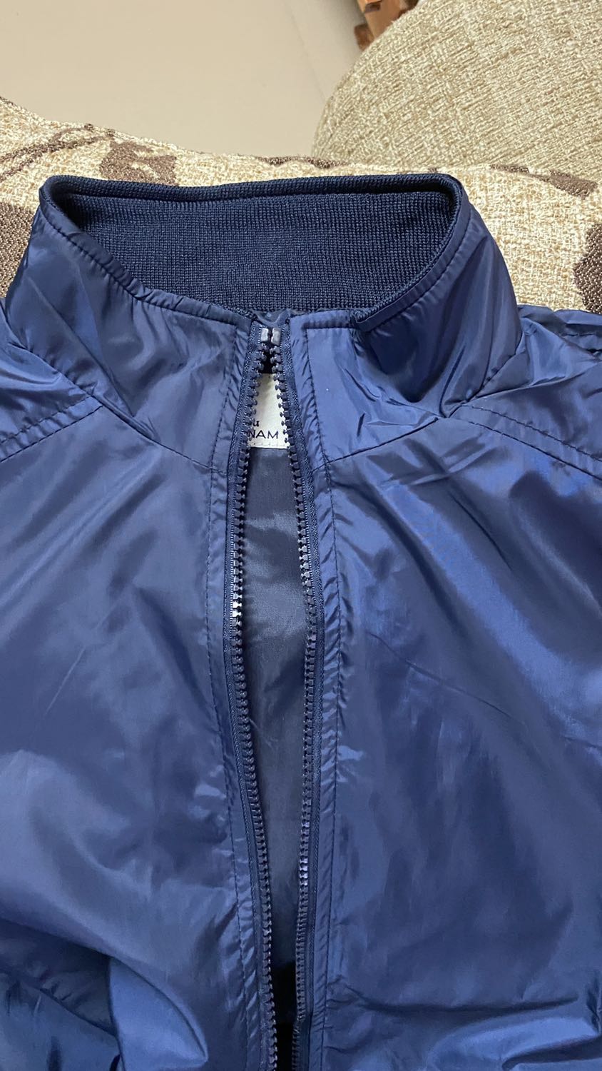 Ảnh quảng áo là áo Bomber, nhưng lúc nhận áo lại là áo kiểu khác. Cổ áo khác hoàn toàn. Rất khó chịu với kiểu bán hàng không uy tín như này. Yêu cầu đổi đúng hàng hoặc hoàn trả lại tiền