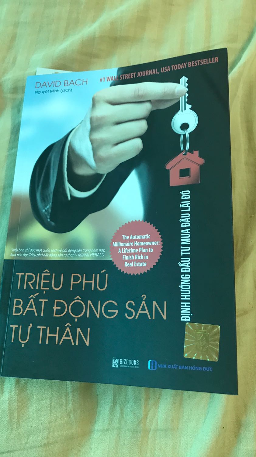 Cuốn sách được viết từ năm 2005 dành cho độc giả là những người mua nhà ở Mỹ với rất nhiều lời khuyên về việc chọn nhà, cách làm việc với ngân hàng, môi giới và chọn khoản vay... không thực tế cho thị trường VN và quá lỗi thời. Ko sắc sảo. Nói chung là thất vọng vì sách viết đã 15 năm rồi mà vẫn còn lưu hành phổ biến tới giờ.