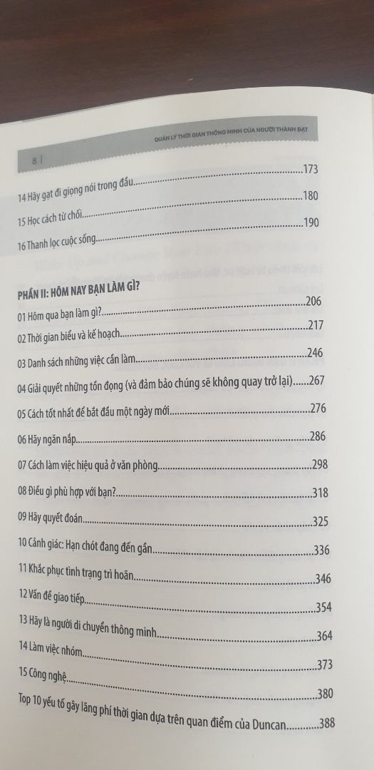 Cuốn sách đáng đọc cho những ai muốn quản lý tốt thời gian của mình. Bằng việc xác định các mục tiêu và bàn cách để biến mục tiêu thành động lực thúc đẩy giải quyết vấn đề, làm những thứ có giá trị. Trong mỗi chương của cuốn sách đều có phần trích dẫn số liệu khoa học, Tổng kết lại và phần bài tập (ở một vài chương) để người đọc dễ dàng tóm lược lại những nội dung quan trọng. Đọc xong cuốn sách có thể nghĩ khác về kế hoạch và có thói quen lập kế hoạch ngắn hạn và trung hạn cho bản thân.