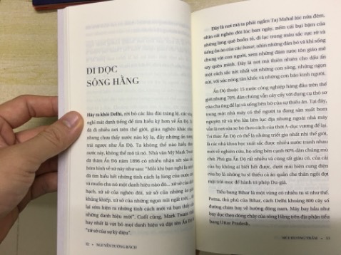 Nguyễn Tường Bách gây ấn tượng với mình đặc biệt với cuốn Lưới trời Ai dệt và Đạo của Vật lý và cuốn này của chú không khiến mình thất vọng dù mình biết đây chỉ là ký sự thể hiện con người tâm linh của chú. Sách dày và cuộc hành trình của chú đi rất nhiều nơi với nhiều cảm khái bắt nguồn từ các hiểu biết rộng của chú nên người đọc với vốn hiểu biết và vốn sống nông và ít thì sẽ nhanh chóng chán hoặc ngộp nhất là những khi chú đề cập đến đạo Phật. Lịch sử, tôn giáo và cuộc sống qua con mắt chú càng về cuối sách càng đậm chất huyền bí tâm linh khá thú vị. Cá nhân mình thích 1/3 đầu cuốn sách vì các hiểu biết lịch sử và xã hội của chú. Dù sao thì với mình, cuốn sách này cũng chỉ là một sách giải trí có chiều sâu ngang hàng các tác phẩm kỳ ảo lớn vì mình không tin chuyện thần phật. Với những ai không muốn mất thời gian tìm hiểu về đạo Phật thì đọc cuốn này cũng tương đối tổng hợp về đạo Phật và cá nhân mình thấy còn hay hơn cuốn ‘Vũ trụ quan Phật giáo - Triết học & Nguồn gốc’. Sách này đáng để trở thành tư liệu tham khảo hoặc truyền cảm hứng sáng tác cho những ai theo đuổi nhà văn, biên kịch hoặc tác giả truyện tranh.
