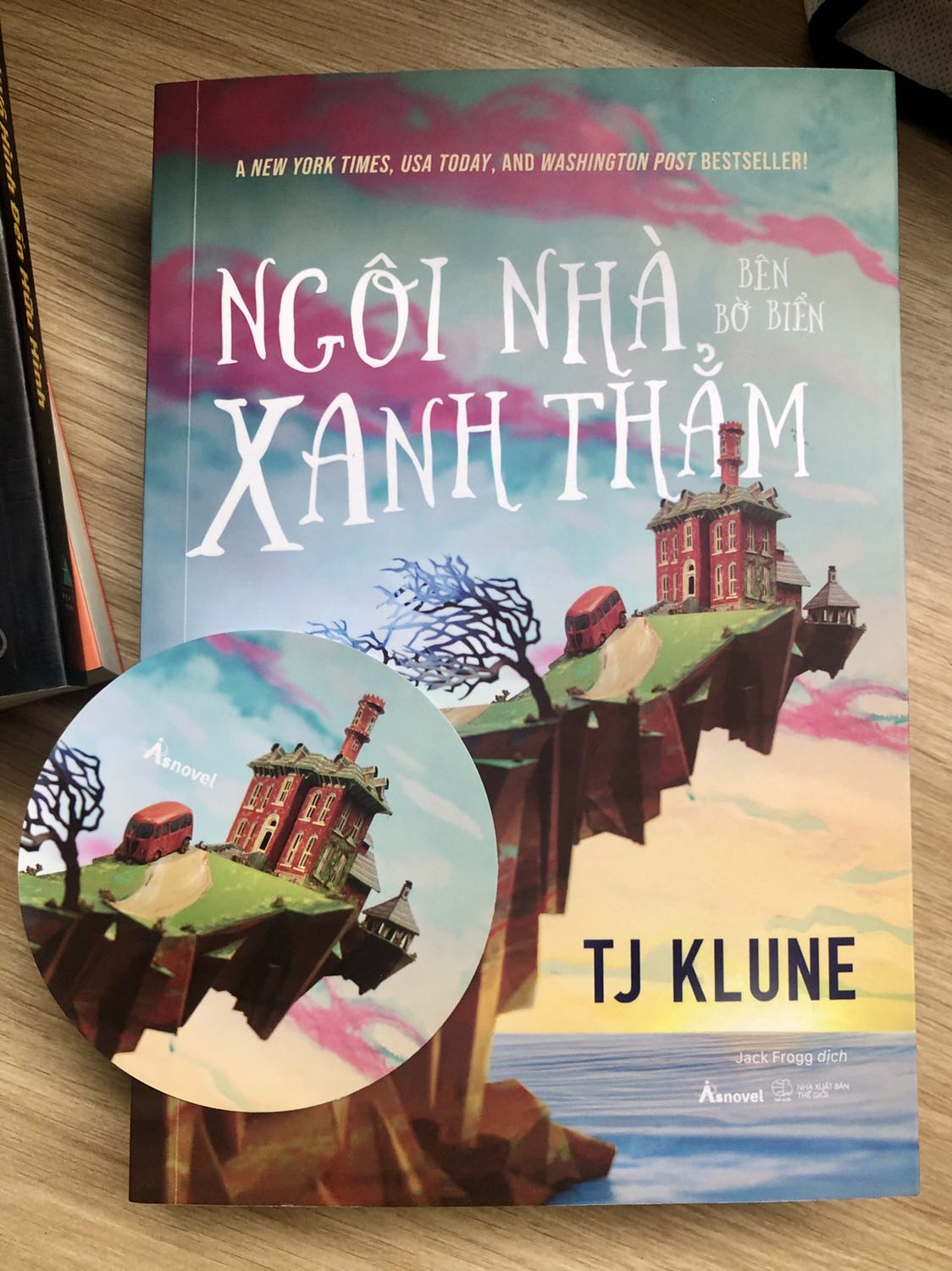 Tên tác giả + tên dịch giả + bìa gốc,quá nhiều lí do để mình muốn sở hữu ngay cuốn này. Bản Eng mình đã đọc và rất ưa thích cách kể chuyện của TJ Klune, mọi thứ nhẹ nhàng rất đời, rất người, nhiều lúc bật cười, nhiều lúc sâu lắng thấm thía. Giới thiệu có vẻ đơn giản trong một câu chuyện giả tưởng, nhưng đọc xong thì nhận ra nhiều câu chuyện khác và nhiều ý nghĩa không ngờ tới. Cực kỳ ĐÁNG ĐỌC. Bản dịch TV của Jack Frogg thì chắc chắn không có gì phải nghi ngại nữa. Tiki giao nhanh trong ngày.