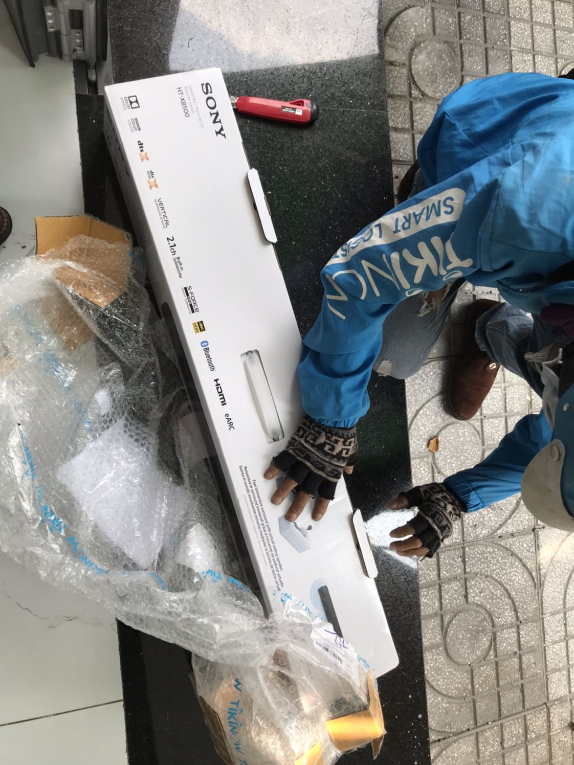 Tiki giao sớm hơn cả dự kiến.
Bao gói cẩn thận, phụ kiện đầy đủ như mình đã xem unboxing trên youtube. Chơi combo tivi Sony 8500G và em X8500 này phê hẳn. Kết nối bluetooth được với tivi nên bớt dây rườm rà. Âm thanh nghe ok, bass khoẻ. Mình xem Netflix các phim có Atmos thì thôi rồi.. quá sướng, khác hẳn loa tivi. Kết luận rất đáng tiền.