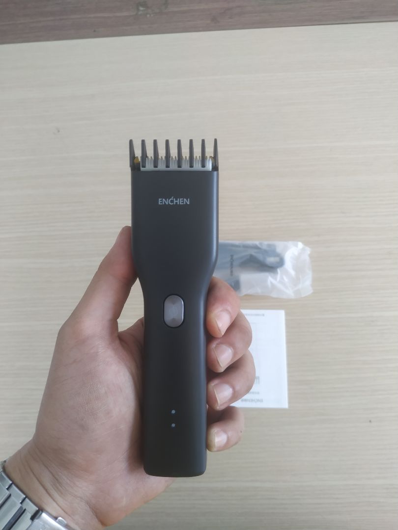 hoàn thiện tốt, cầm chắc tay, máy cắt ok mà do tông đơ hơi xấu nên ko chụp quả đầu. máy ngon nhưng muốn đầu đẹp phải tìm ng khéo tay nha cả nha