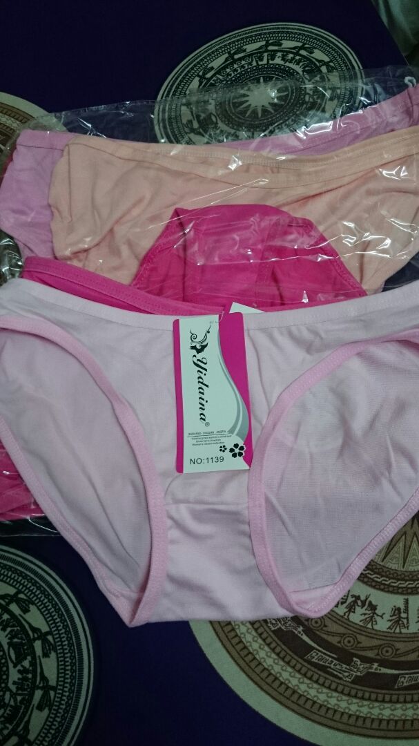 Sản phẩm HOÀN TOÀN KHÔNG GIỐNG VỚI MÔ TẢ. Hình ảnh shop đăng và sản phẩm mình nhận được khác nhau 100%. Chất liệu thì mỏng te, không phải là cotton lạnh đâu. 10 cái thì giao trùng hết 6 màu, mà toàn màu xấu, không giống trên ảnh quảng cáo. Tiki xem lại giúp mình. Cám ơn Tiki.