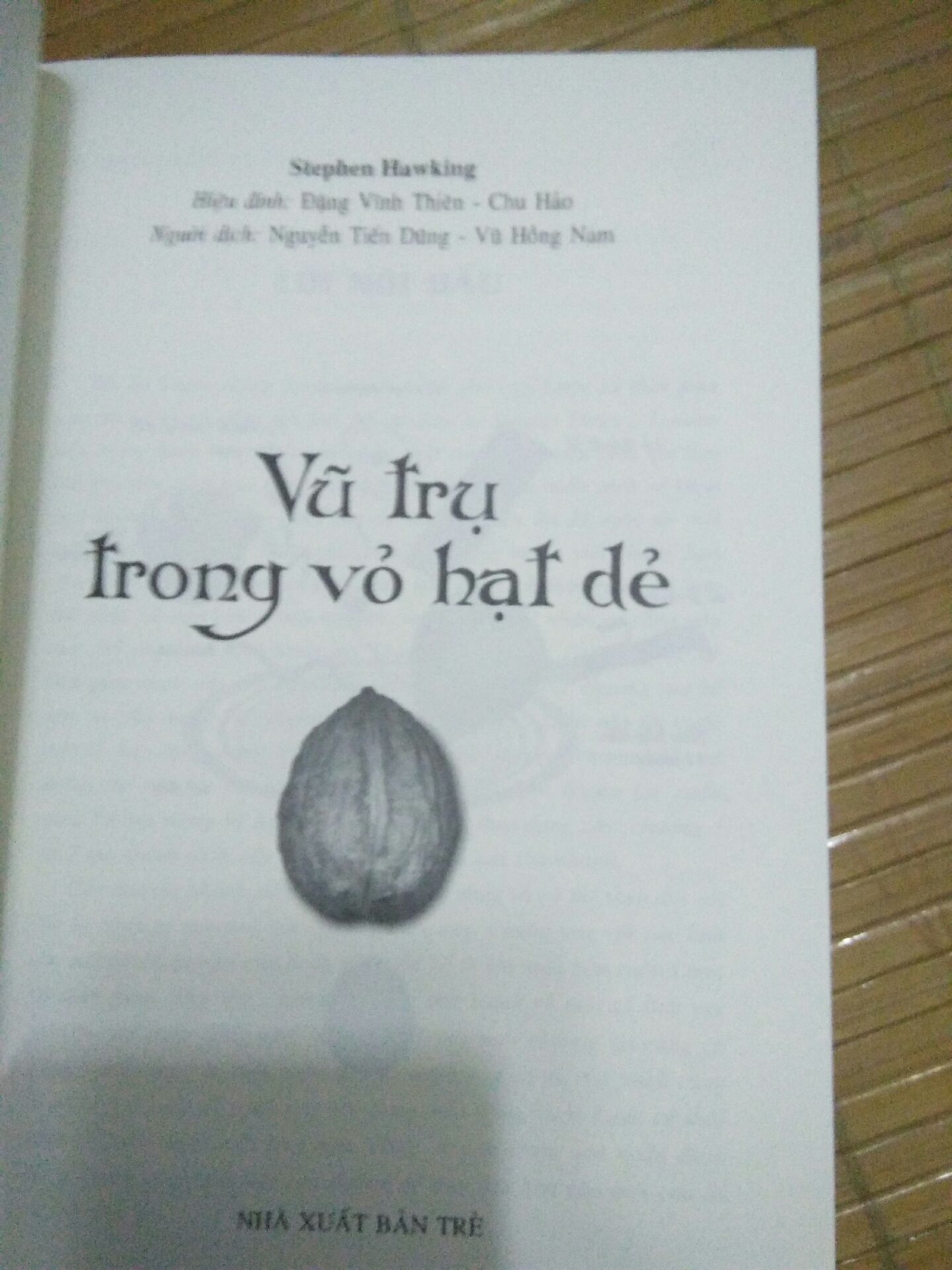 sách hoàn thiện tốt, mình chuyên lí nên rất thích các bạn nào muốn tìm hiểu về vụ trụ cũng nên mua. ship hàng cũng nhanh giá cũng rẻ 1 quyển 98k 1 quyển 95 mà mua cả combo có 140k(giá gốc). Rất đáng mua