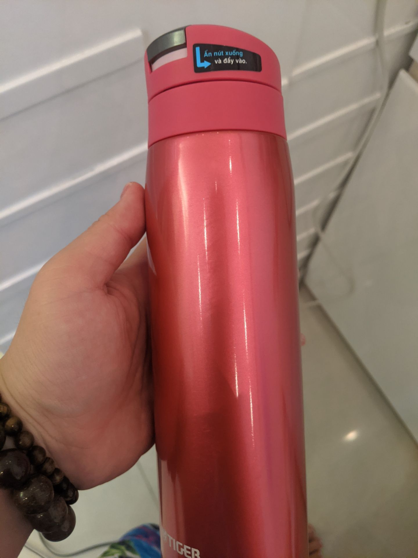 bình mãu mã ngoài đẹp, thao tác hơi lạ so vơi các bình khác nhưng cũng dễ dùng. 
mới dùng nên chưa biết chất lượng giữ nhiêt thế nào. HDSD rõ ràng