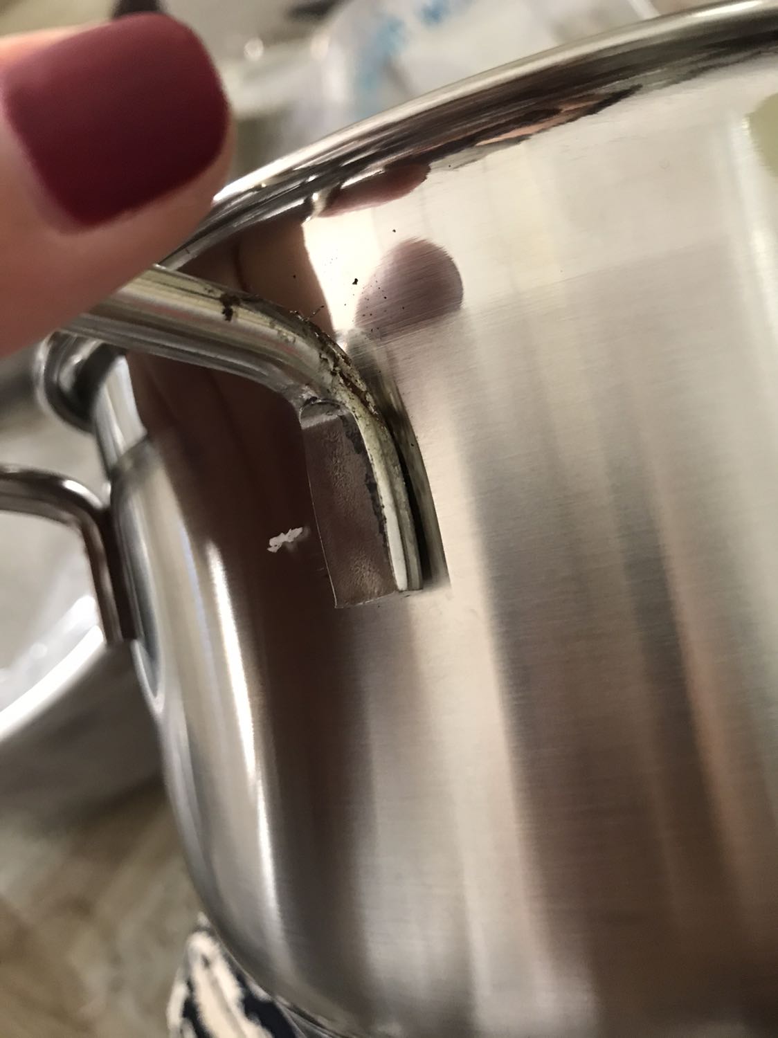 Quai nồi của mình bị bong mối hàn. Chất lượng mối hàn cũng kém, có nhiều vết đen giống như bị han. Do mình mua tặng người bạn, họ không mở ngay sản phẩm nên khi mình phát hiện ra đã quá 48h kể từ lúc nhận hàng nên ko đc hỗ trợ đổi.